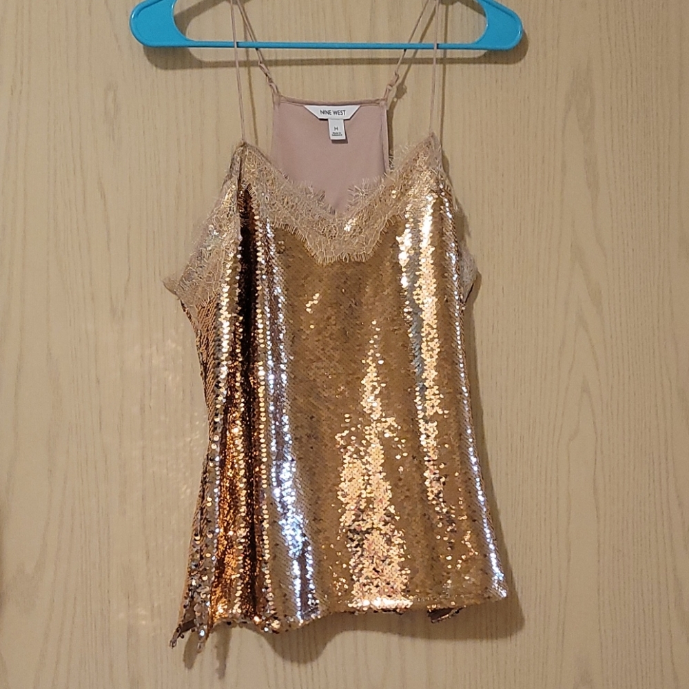 Beautiful tank top w/ adjustable straps